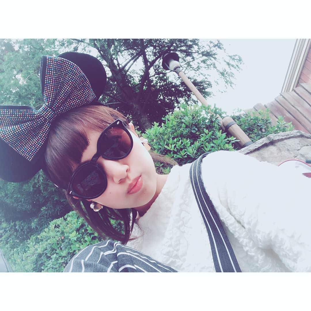 hirokoのインスタグラム：「ひゃっふー♪こないだ久しぶりに行ったランドにて😆 ...夢は無限大に見るべし☆👁☆35周年のドリンクにハマりやしたぁー(о´∀`о)🍹プチプチがクセになる💖#TDL #congratulations🎉 #夢の国 #心も #体も #踊っちゃう♪」