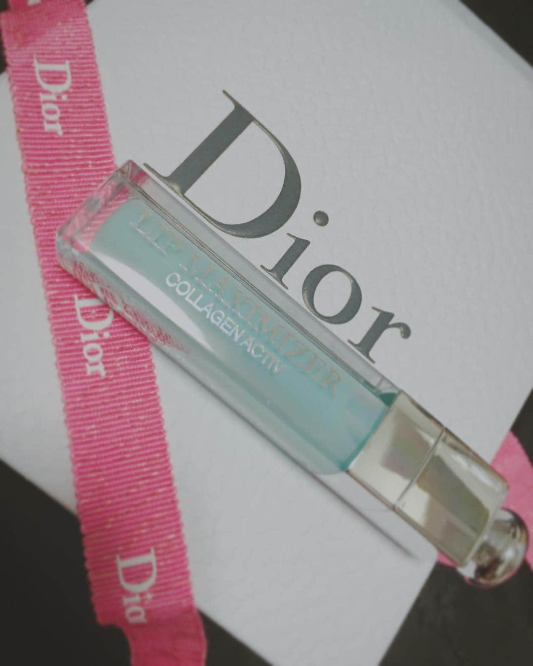 四島早紀さんのインスタグラム写真 - (四島早紀Instagram)「New LIP💋💄💙🌀 _ #Dior #ディオール #リップグロス _ このグロスには カプサイシン🌶が入ってるから 塗った瞬間だけほんのりピリピリ. _ 唇の縦シワがなくなって、 ぷるっぷるの唇になるよ(｡･👄･｡) _ _ 💄 #ディオールアディクトリップマキシマイザー 011 #コスメ #リップ #💄」5月7日 23時55分 - saki_shishima