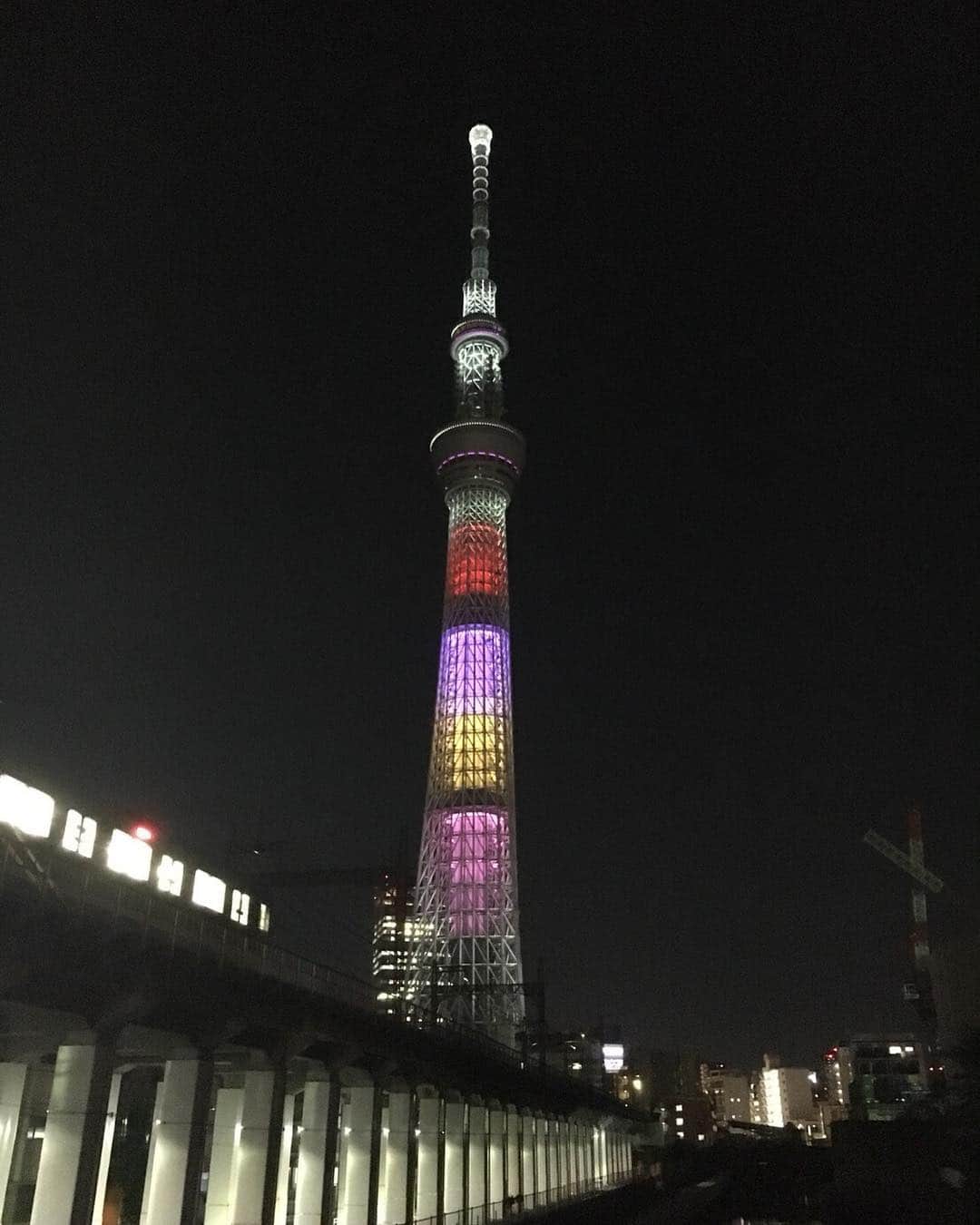 玉井詩織さんのインスタグラム写真 - (玉井詩織Instagram)「ででーーーん😳 東京スカイツリーがももクロカラーに！！ 5/13までです。是非見てくださいな✨  #スカイツリー #ももクロカラー」5月8日 0時32分 - shioritamai_official