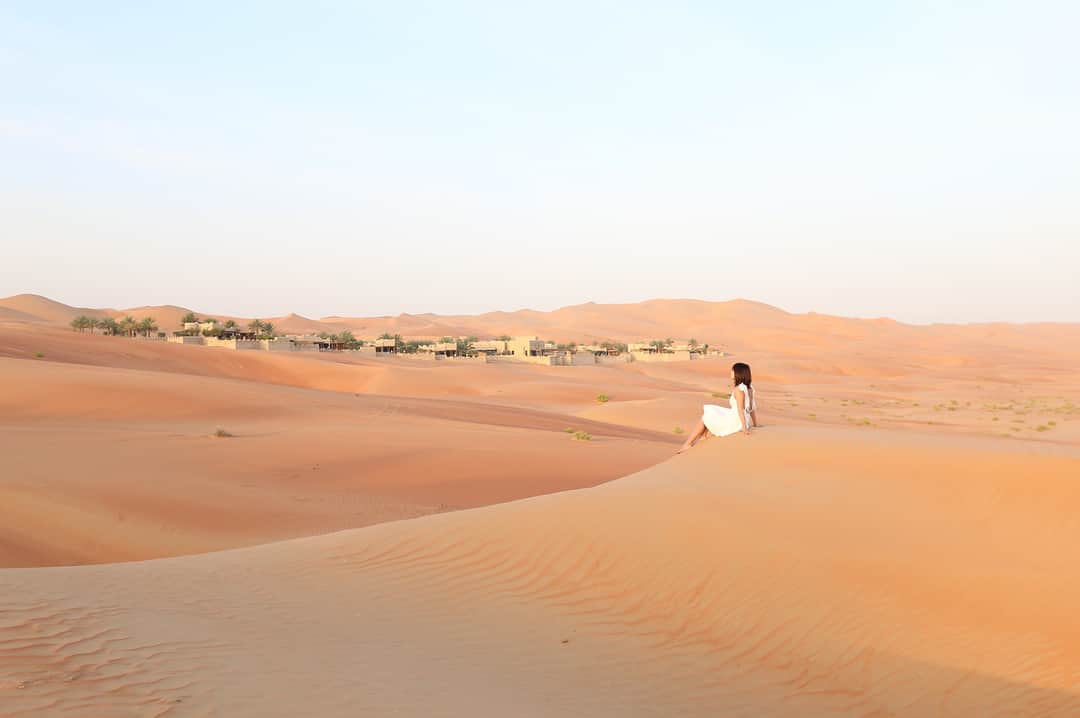 樋口智恵子さんのインスタグラム写真 - (樋口智恵子Instagram)「The desert is changing all the time by the wind and the sun.We can never see the same scenery again.So nature is beautiful. . . . . 風によって姿を変え、光によって色を変える砂漠。表情豊かで雄大な景色。怖くもあるけれど、それに勝る美しさがあり、圧倒的な自然のパワーに惹きつけられ、片時も目が離せませんでした。 . . . . #desert #desertresort #qasralsarabdesertresortbyanantara #anantara #abudhabi #砂漠 #アブダビ #リゾート #sunrise #sunset #日の出 #サンセット」5月8日 10時16分 - chieko_higuchi