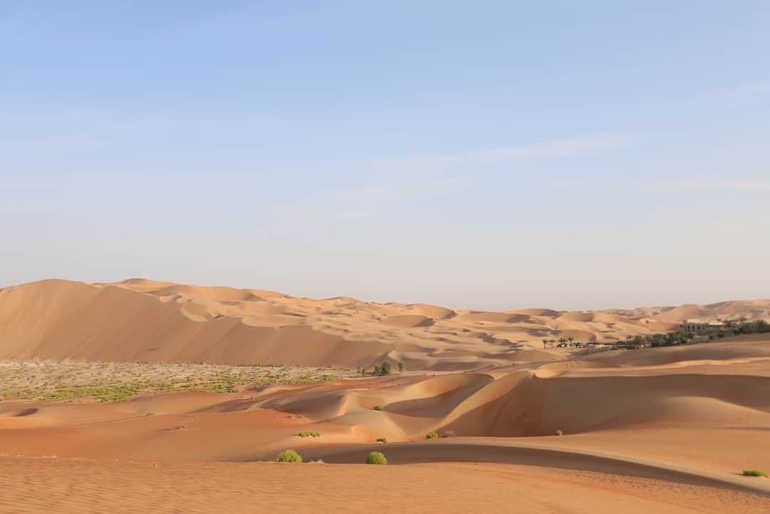 樋口智恵子さんのインスタグラム写真 - (樋口智恵子Instagram)「The desert is changing all the time by the wind and the sun.We can never see the same scenery again.So nature is beautiful. . . . . 風によって姿を変え、光によって色を変える砂漠。表情豊かで雄大な景色。怖くもあるけれど、それに勝る美しさがあり、圧倒的な自然のパワーに惹きつけられ、片時も目が離せませんでした。 . . . . #desert #desertresort #qasralsarabdesertresortbyanantara #anantara #abudhabi #砂漠 #アブダビ #リゾート #sunrise #sunset #日の出 #サンセット」5月8日 10時16分 - chieko_higuchi