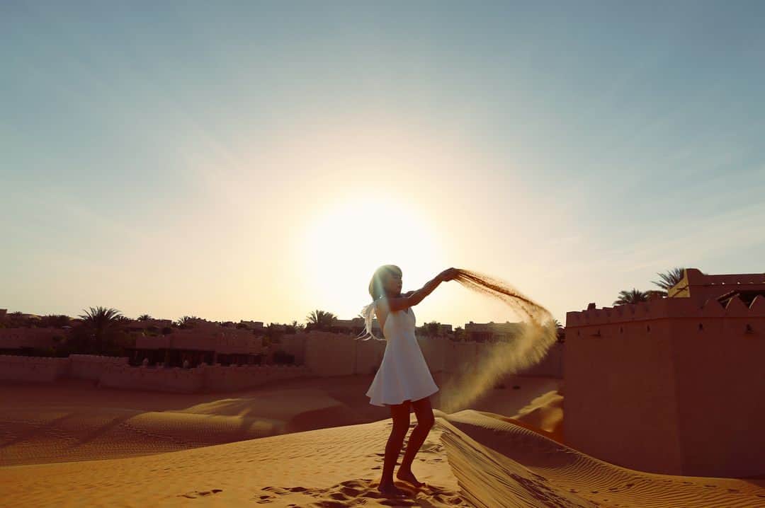 樋口智恵子さんのインスタグラム写真 - (樋口智恵子Instagram)「The desert is changing all the time by the wind and the sun.We can never see the same scenery again.So nature is beautiful. . . . . 風によって姿を変え、光によって色を変える砂漠。表情豊かで雄大な景色。怖くもあるけれど、それに勝る美しさがあり、圧倒的な自然のパワーに惹きつけられ、片時も目が離せませんでした。 . . . . #desert #desertresort #qasralsarabdesertresortbyanantara #anantara #abudhabi #砂漠 #アブダビ #リゾート #sunrise #sunset #日の出 #サンセット」5月8日 10時16分 - chieko_higuchi