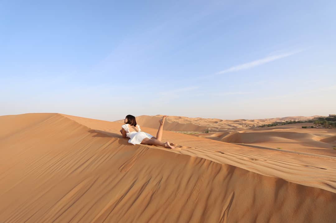 樋口智恵子さんのインスタグラム写真 - (樋口智恵子Instagram)「The desert is changing all the time by the wind and the sun.We can never see the same scenery again.So nature is beautiful. . . . . 風によって姿を変え、光によって色を変える砂漠。表情豊かで雄大な景色。怖くもあるけれど、それに勝る美しさがあり、圧倒的な自然のパワーに惹きつけられ、片時も目が離せませんでした。 . . . . #desert #desertresort #qasralsarabdesertresortbyanantara #anantara #abudhabi #砂漠 #アブダビ #リゾート #sunrise #sunset #日の出 #サンセット」5月8日 10時16分 - chieko_higuchi