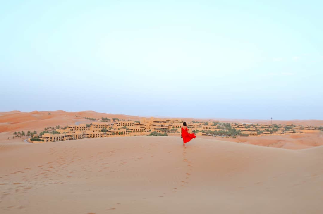 樋口智恵子さんのインスタグラム写真 - (樋口智恵子Instagram)「The desert is changing all the time by the wind and the sun.We can never see the same scenery again.So nature is beautiful. . . . . 風によって姿を変え、光によって色を変える砂漠。表情豊かで雄大な景色。怖くもあるけれど、それに勝る美しさがあり、圧倒的な自然のパワーに惹きつけられ、片時も目が離せませんでした。 . . . . #desert #desertresort #qasralsarabdesertresortbyanantara #anantara #abudhabi #砂漠 #アブダビ #リゾート #sunrise #sunset #日の出 #サンセット」5月8日 10時16分 - chieko_higuchi