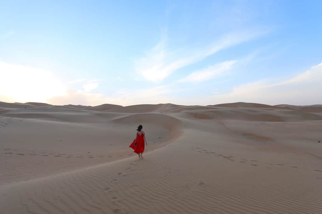 樋口智恵子さんのインスタグラム写真 - (樋口智恵子Instagram)「The desert is changing all the time by the wind and the sun.We can never see the same scenery again.So nature is beautiful. . . . . 風によって姿を変え、光によって色を変える砂漠。表情豊かで雄大な景色。怖くもあるけれど、それに勝る美しさがあり、圧倒的な自然のパワーに惹きつけられ、片時も目が離せませんでした。 . . . . #desert #desertresort #qasralsarabdesertresortbyanantara #anantara #abudhabi #砂漠 #アブダビ #リゾート #sunrise #sunset #日の出 #サンセット」5月8日 10時16分 - chieko_higuchi