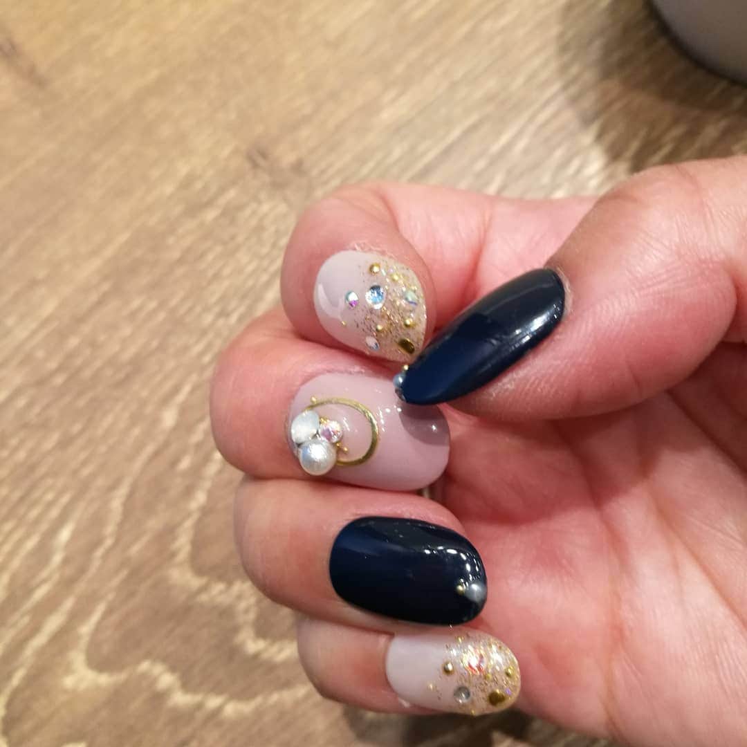 西川宏美さんのインスタグラム写真 - (西川宏美Instagram)「本日はちょい甘辛な花柄ワンピースに、ライダースで。 寒いので、ライダースがちょうどよか(о´∀`о) ネイルは爪が欠けてしまったので、少し伸びるまでジェルはお休み。 今日はファッションに合わせたネイルチップを。 #甘辛ファッション #今日のコーディネート #ライダース #ネイルチップ #ワイヤーネイル」5月8日 11時14分 - hiromi55.nishi