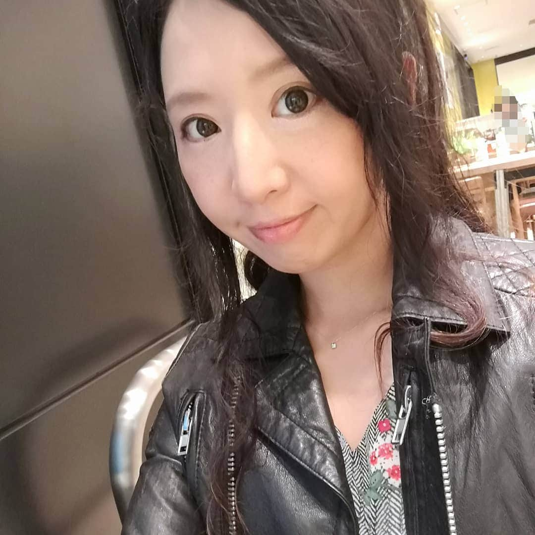 西川宏美のインスタグラム：「本日はちょい甘辛な花柄ワンピースに、ライダースで。 寒いので、ライダースがちょうどよか(о´∀`о) ネイルは爪が欠けてしまったので、少し伸びるまでジェルはお休み。 今日はファッションに合わせたネイルチップを。 #甘辛ファッション #今日のコーディネート #ライダース #ネイルチップ #ワイヤーネイル」