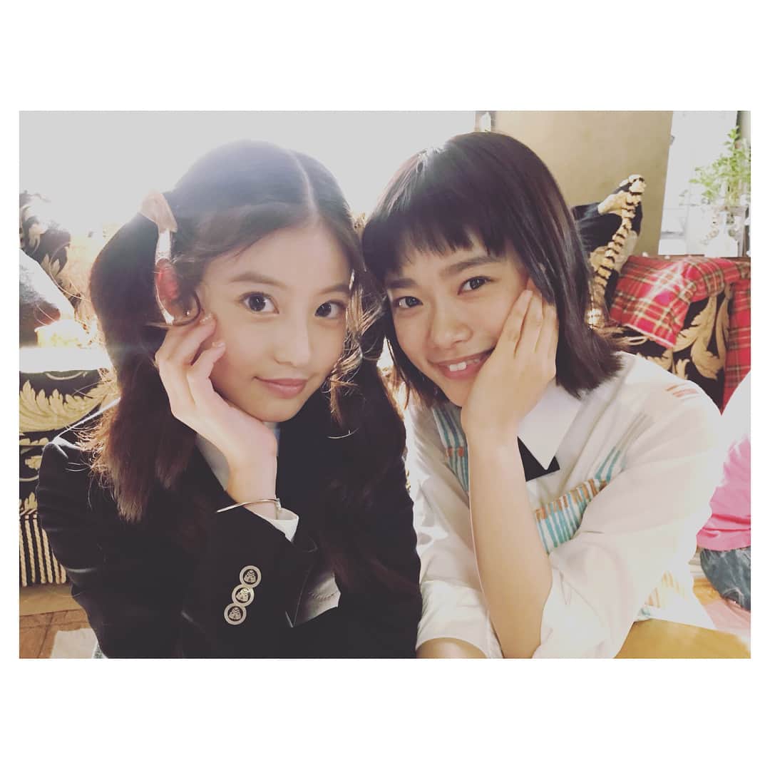 杉咲花のインスタグラム：「愛莉役のみおみこと、今田美桜ちゃんと。 漫画から本当に飛び出てきたと思うくらい、 そのもののような 愛莉にぴったりのビジュアルで、 本当に可愛いくてたまらないお方。 けれど実際のみおみは 愛莉のような毒はなく、！笑 さっぱりきっぱり、気持ち良く そしていつもたくさん笑う とても楽しいひとなのです。 今日はそんなみおみ演じる愛莉の回。 音との関係性も気になるところ。。 そして２枚目からの写真で 私と大志くんが着ているのは、 晴役の平野さんが差し入れしてくださった ドラマタイトルとKing & Princeさんのロゴが入った スタッフパーカー。 現場のみんな、 大喜びで毎日着させていただいています。 こんな風にみんなで同じものを身につけて 現場にいられるのって、 チームって感じがすごくして、嬉しいな。 愛の溢れる日々。平野さんに感謝です。 大切に着させていただきます✨🙏 ではでは今夜、是非観てくださいね。 #花のち晴れ #花晴れ」