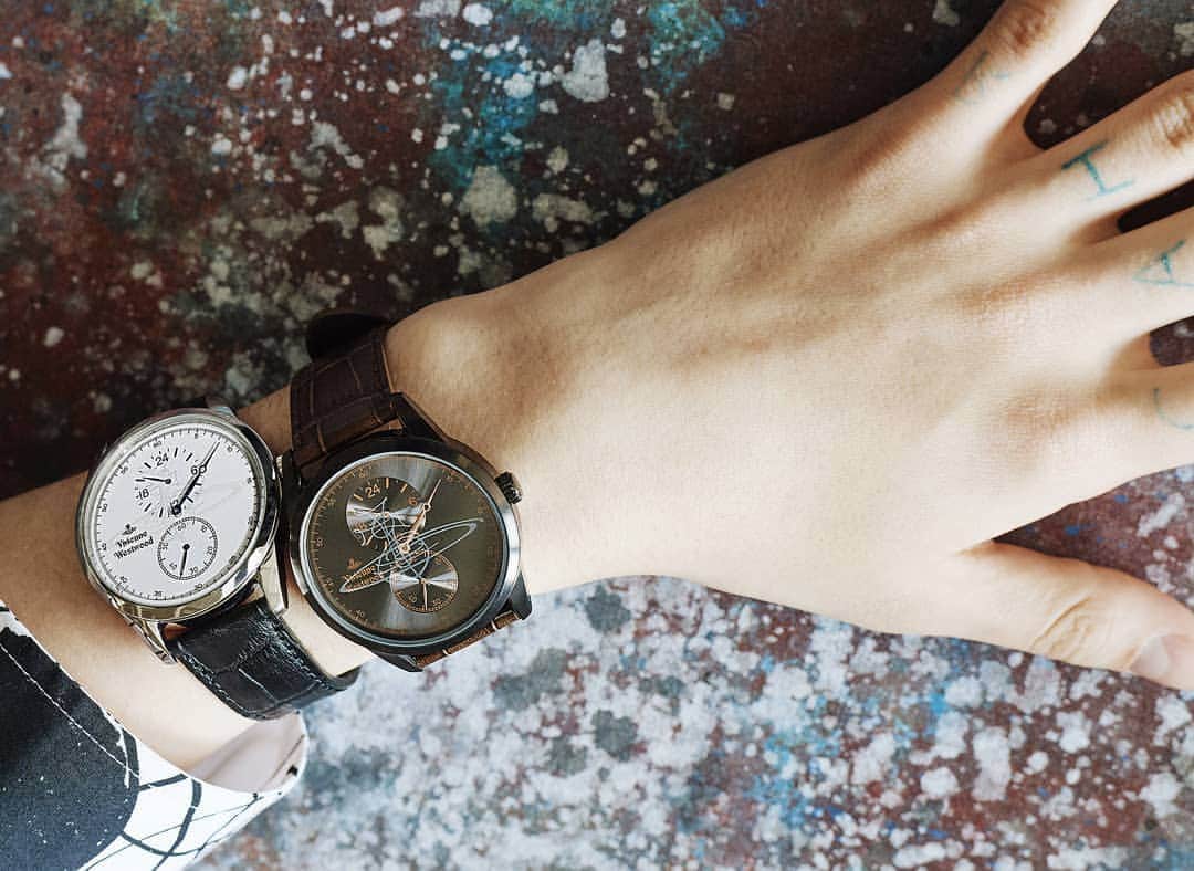 ヴィヴィアン・ウエストウッドさんのインスタグラム写真 - (ヴィヴィアン・ウエストウッドInstagram)「腕元のおしゃれを演出する腕時計は、フォーマルからカジュアルまで、様々なスタイルと合わせやすいモデルを選んで。 #VivienneWestwoodAccessories  #VivienneWestwoodJapan  #VivienneWestwood  #ヴィヴィアンウエストウッド」5月8日 19時40分 - viviennewestwoodjapan