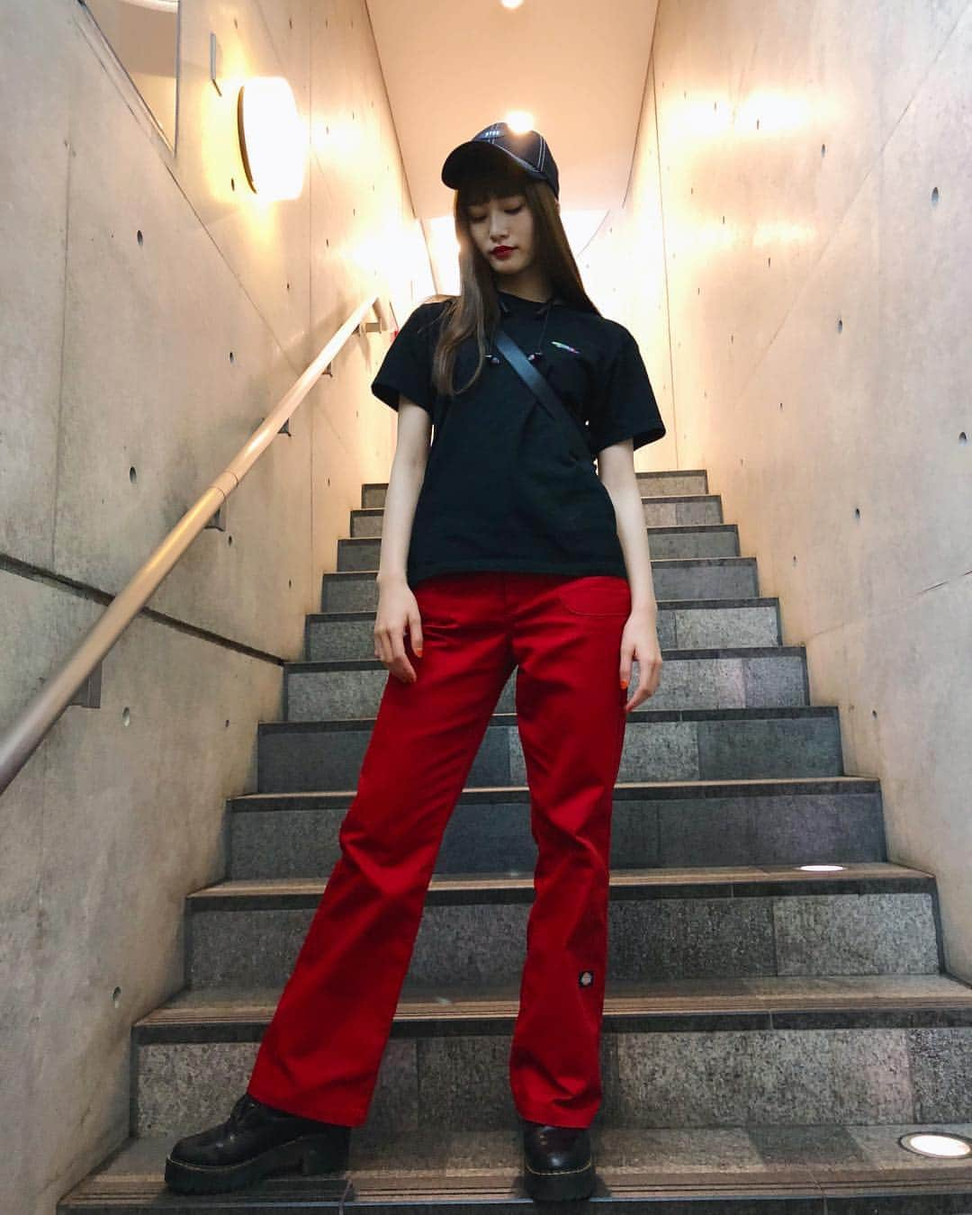 生見愛瑠さんのインスタグラム写真 - (生見愛瑠Instagram)「💥🕷🔥🕷💥🔥 #めるのふく #めるサイズ #ootd #red #xgirl #jouetie #drmartens #pants #cap」5月8日 19時51分 - meru_nukumi