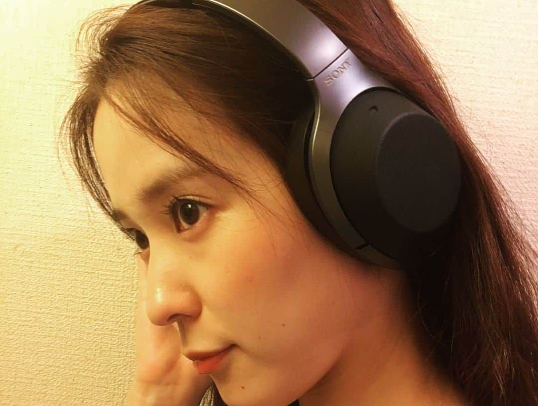 奈津子さんのインスタグラム写真 - (奈津子Instagram)「最近ノイズキャンセル×ワイヤレスでBluetooth接続できるヘッドフォンがお気に入りでござる🐹🌸耳せんタイプのイヤホンも便利だけど、誰かから話しかけられているのをスルーしてないかな❓😵って、小心者のわたしは思っちゃうので。(とくに仕事場へ向かう途中で、スタッフさんや共演者さんと遭遇する可能性が高いときとかね🙇‍♂️) ・ これなら聴いてます感がだせるうえに、飛行機や電車でのノイズがシャットアウトできるし(その上、アナウンスや人の声がちゃんと聞こえるようになるモードもアリ)ボイスメモやラジオもしっかりあたまにはいってくる❣️なので仕事にも生かされます。 ・ J-POPとクラシックを聴くときは1枚目のパナソニック、低音を楽しむときは2枚目のソニーだよ🌈さて21時からは鑑定団観てくださいね〜 ・ #talent #actress #kurashiru #48group #tokyo #panasonic #sony #headphones #家電 #家電好き #美容家電  #美容 #家電女優  #東京 #奈津子 #暮らし #上質 #女優 #タレント #パナソニック #オーディオ #ヘッドフォン #ヘッドフォン女子 #音楽 #ラジオ #ソニー #なんでも鑑定団 #お宝」5月8日 20時39分 - natsuko_kaden