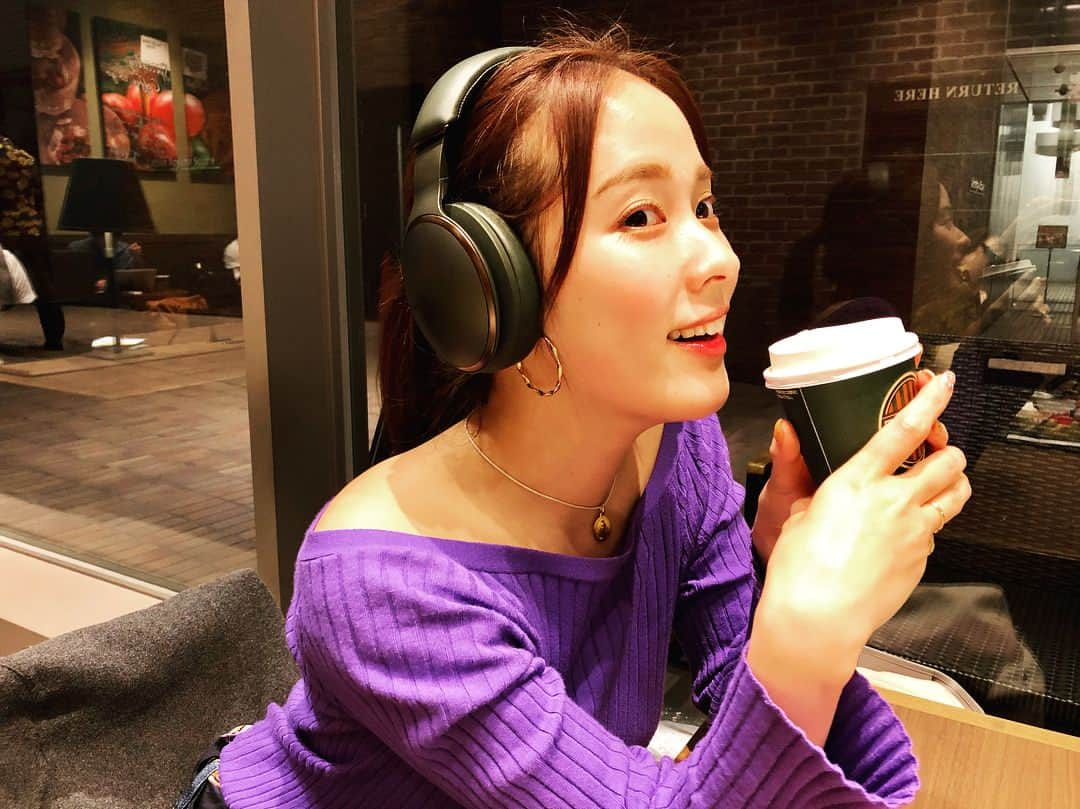 奈津子さんのインスタグラム写真 - (奈津子Instagram)「最近ノイズキャンセル×ワイヤレスでBluetooth接続できるヘッドフォンがお気に入りでござる🐹🌸耳せんタイプのイヤホンも便利だけど、誰かから話しかけられているのをスルーしてないかな❓😵って、小心者のわたしは思っちゃうので。(とくに仕事場へ向かう途中で、スタッフさんや共演者さんと遭遇する可能性が高いときとかね🙇‍♂️) ・ これなら聴いてます感がだせるうえに、飛行機や電車でのノイズがシャットアウトできるし(その上、アナウンスや人の声がちゃんと聞こえるようになるモードもアリ)ボイスメモやラジオもしっかりあたまにはいってくる❣️なので仕事にも生かされます。 ・ J-POPとクラシックを聴くときは1枚目のパナソニック、低音を楽しむときは2枚目のソニーだよ🌈さて21時からは鑑定団観てくださいね〜 ・ #talent #actress #kurashiru #48group #tokyo #panasonic #sony #headphones #家電 #家電好き #美容家電  #美容 #家電女優  #東京 #奈津子 #暮らし #上質 #女優 #タレント #パナソニック #オーディオ #ヘッドフォン #ヘッドフォン女子 #音楽 #ラジオ #ソニー #なんでも鑑定団 #お宝」5月8日 20時39分 - natsuko_kaden