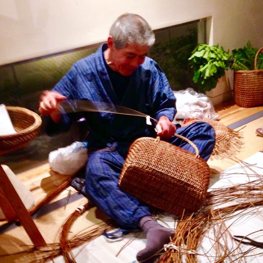 光野桃さんのインスタグラム写真 - (光野桃Instagram)「秋田のあけび蔓細工職人、中川原信一さんの本『籠編みものがたり あけびの蔓で籠を編む 地をわたる草の聲を聴く』(仮)出版へのクラウドファンディングが50パーセントに達しました。パトロンになってくださった皆さんに心よりお礼申し上げます。締め切りの5月30日まであと20日あまり。また新しいトピックのご報告もできるかもしれません。ラストスパート、頑張ります。どうぞよろしくお願いいたします。  クラウドファンディングの詳細については http://camp-fire.jp/projects/view/64644  このプロジェクトの中心的存在、白山のgalleryKEIANのインスタ @gallerykeian やKEIANのブログでも取材状況や本造りの経緯をご報告しています。 写真は2015年11月、galleryKEIANにて籠編みのデモンストレーションとお話し会のときの中川原信一さん。 #中川原信一 #gallerykeian  #campfirejp #あけびかご #あけび蔓細工」5月8日 12時36分 - mitsuno.momo