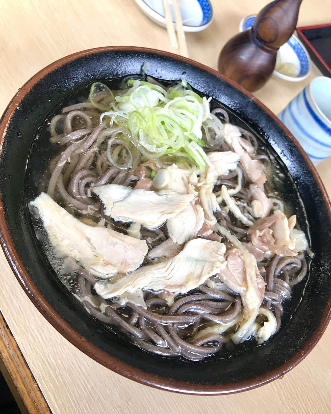 NAOKIさんのインスタグラム写真 - (NAOKIInstagram)「本日の山形での 【LA・LA・LA LUNCH】  #そば処つる福  #冷たい肉そば  #げそ天  #無料のあげそばも美味しくて持って帰りたかった  #ローディーのタケシが注文したのはジャンボサイズ  #俺が注文した普通サイズの3倍量  #えぐい  #グルメ旅山形  #ナオキ独断グルメ  #山形ランチ  #Finツアーの思い出」5月8日 12時58分 - naoki_10feet