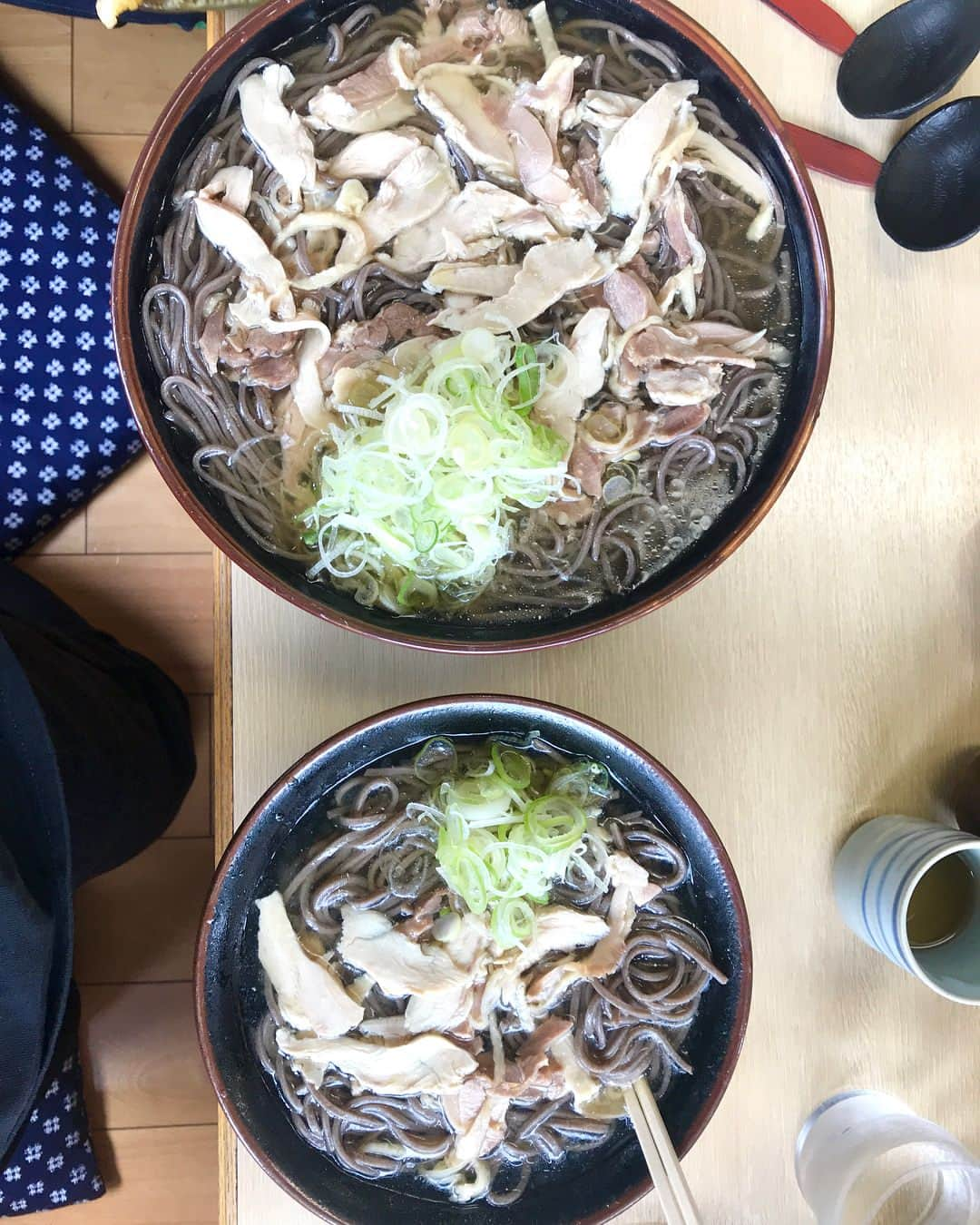 NAOKIさんのインスタグラム写真 - (NAOKIInstagram)「本日の山形での 【LA・LA・LA LUNCH】  #そば処つる福  #冷たい肉そば  #げそ天  #無料のあげそばも美味しくて持って帰りたかった  #ローディーのタケシが注文したのはジャンボサイズ  #俺が注文した普通サイズの3倍量  #えぐい  #グルメ旅山形  #ナオキ独断グルメ  #山形ランチ  #Finツアーの思い出」5月8日 12時58分 - naoki_10feet