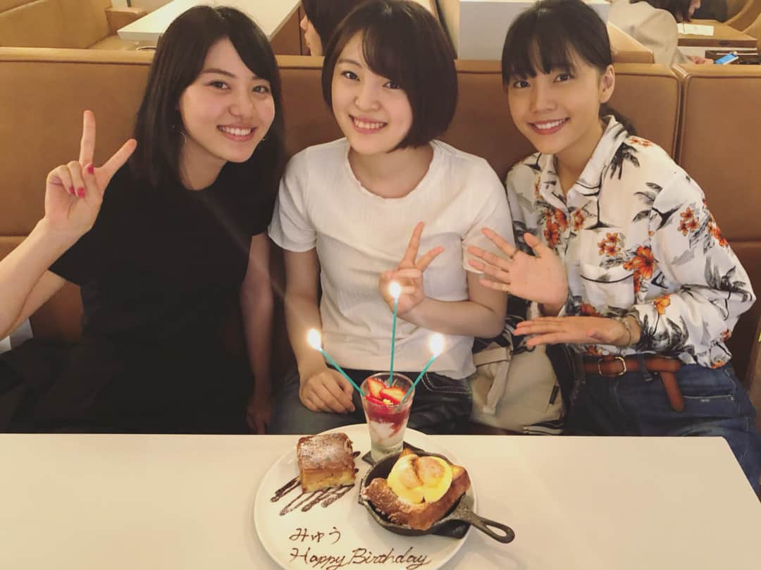 金井美樹 さんのインスタグラム写真 金井美樹 Instagram 美憂21歳おめでとう これからも一緒にたくさん笑おう 渋谷美憂 21thbirthday 中川可菜 ちゃんと お祝い 島ゆいか も後からちょこっと合流 誕生日に揃えたね 5月8日 13時06分 Kanaimikitea