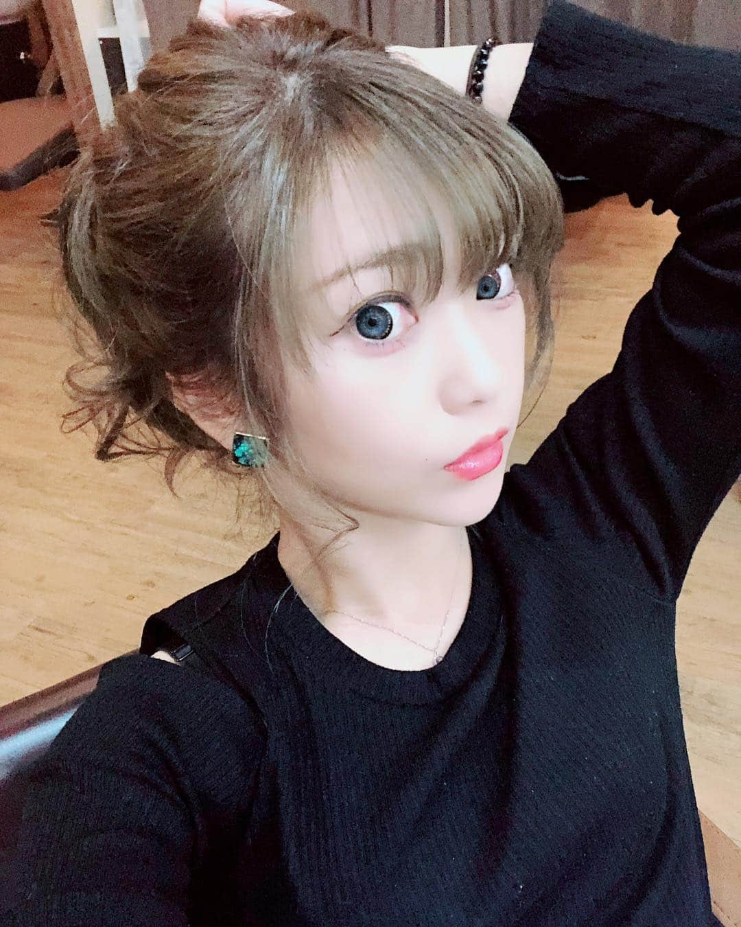 ブリリアントヘアー?フリーサロンSさんのインスタグラム写真 - (ブリリアントヘアー?フリーサロンSInstagram)「前髪ふわっと ポニーテール✨  #ブリリアントヘアー#コードレスヘアーアイロン#brillianthair#コードレスブラシ#充電式#いつでもどこでも#ふわふわ#ふわふわヘアー#コンパクト#コードレス#20mm#ナイロンブラシ#ボリュームアップ#ウェーブ#ストレート#軽い#usb#美意識#男性にも#アンバサダー#一鷹杏奈」5月8日 13時15分 - brilliant_hair_official