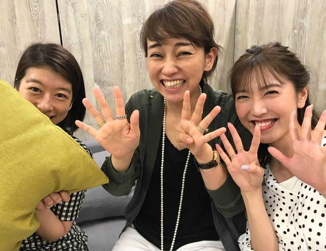 戸部洋子さんのインスタグラム写真 - (戸部洋子Instagram)「ようこそヨーコの復活なるか？！ 😍アナ室のようこ3人が集まって好きなことをしつつ且つ女子力もあげちまおうーという至って自由なフジテレビオンデマンドFODの動画企画。はじまって速攻私めが産休に入ったためしばらく更新されていませんでしたが、また始動する？予定であります！ #ようこそヨーコ#4と5の手の指でようこポーズですよと小澤さん#うまくできません#戸部洋子#生野陽子#小澤陽子#企画募集中#アナ室にはユカも3人いる#愉快なユカ達もやりますか#ようこと対決とか#ユカ達のやる気問題#フジテレビオンデマンド#FOD#とりあえず復活ヨウコよろしくお願いしますw」5月8日 15時21分 - tobe.yoko