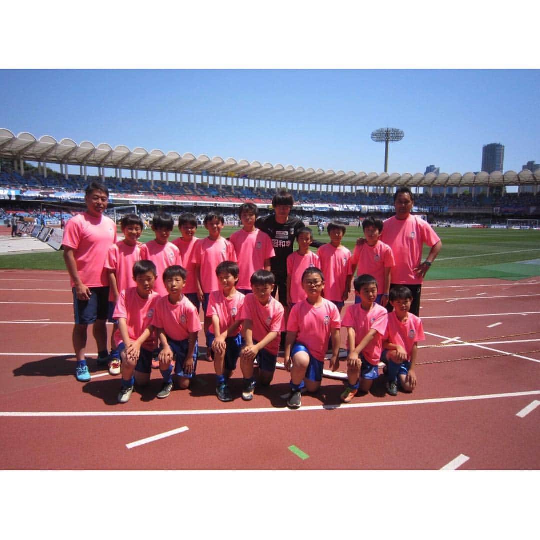 森谷賢太郎さんのインスタグラム写真 - (森谷賢太郎Instagram)「AGK招待シート💺 先日のFC東京戦で、2018年最初の招待シート企画を開催しました！ 今回はこどもの日ということで、子どもたちを招待したい！という僕の要望から「宮崎サンキッズ」のサッカー少年たちを招待させていただきました！ この招待シート企画も今年で4年目となります。一人でも多くのみなさんに、フロンターレのサッカーを見てほしいという思いから始めました。 今年もクラブの企画とコラボしながら、みなさんを招待したいと思います！楽しみにしていてください☺︎ #AGK招待シート #招待シート企画 #宮崎サンキッズ #ユニホームが可愛い #こどもの日 #インスタ更新率悪め」5月8日 15時43分 - moriyakentaro