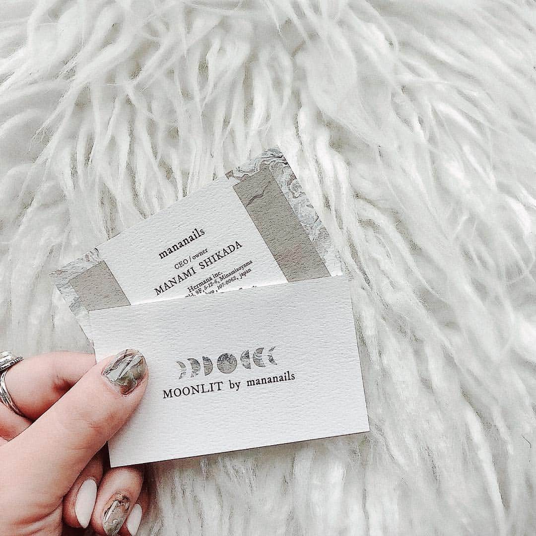 Manamiのインスタグラム：「New business cards ☾ 新しい名刺が出来ました💕 名刺のデザインとお店のロゴは 大好きな @azmee1113 にお願いしました💗💗💗 完全お任せなのにドンピシャタイプの作ってくれた😭💘 @mananails @moonlit_bymananails @manashika 3種類の名刺があるので、 会ったとき欲しい人は言ってね😙💕 あづみんには今作っている商品のデザインも お願いしていて出来るの楽しみ💖 Special Thanks @azmee1113 💋」