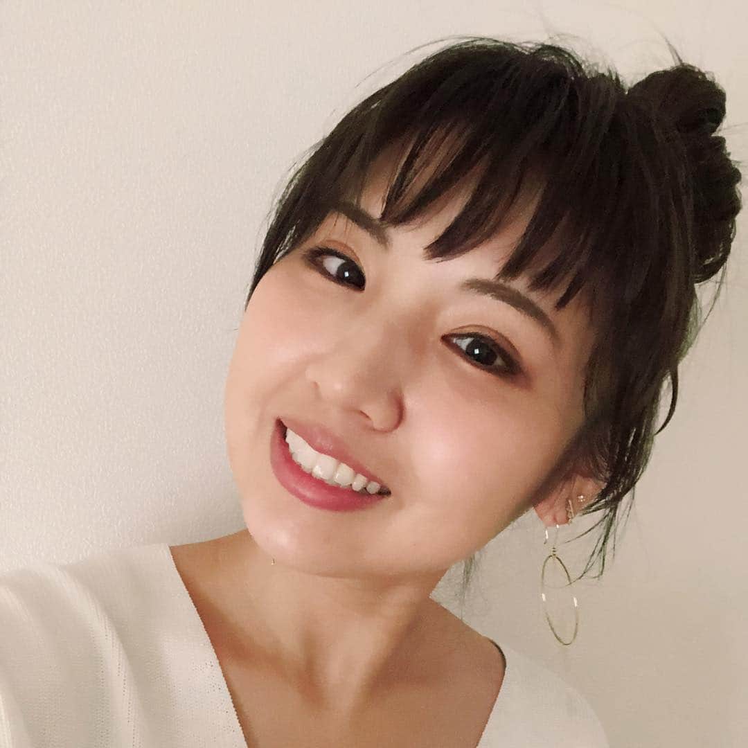 阿部真央のインスタグラム：「本日はメイクをして頂き…楽しいお仕事でした！初めてちゃんとお団子にしてもらった。詳細はまた後日♪」