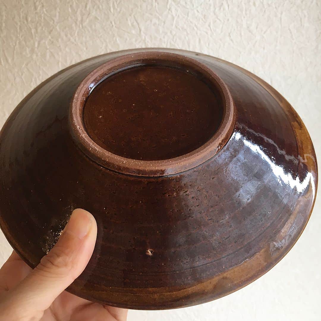 moyaisさんのインスタグラム写真 - (moyaisInstagram)「湯町窯の縁に鎬が入った美しいお皿。裏側に目立つ傷があり、訳あり品とするかイベントのpop-up shopにて並べるか悩み中です。 #moyais #手仕事民藝の器moyais #島根 #湯町窯 #布志名焼 #陶器」5月8日 16時05分 - yaora.life