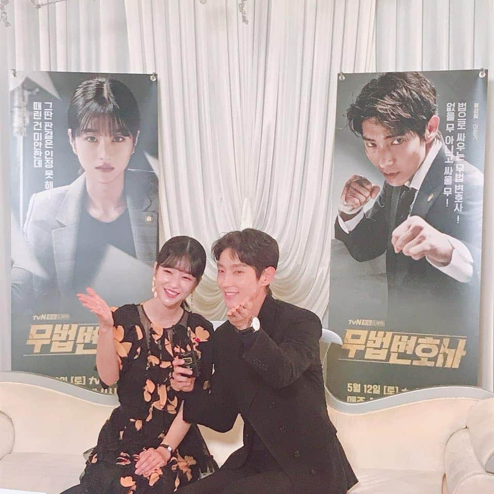 イ・ジュンギさんのインスタグラム写真 - (イ・ジュンギInstagram)「예지 배우를 초대한 JGTV😁😉🤘👍 .  많은 응원과 관심 깊이 감사드리며 ❤좋은 드라마가 될수있도록 저부터 더 잘하겠습니다. 🏃‍♂️💦모두모두 감사합니다💓💕🤗😘 #이준기 #서예지 #이혜영 #최민수 #무법변호사 #tvN #korea #drama #kdrama #loveyou all ~♡」5月8日 16時38分 - actor_jg