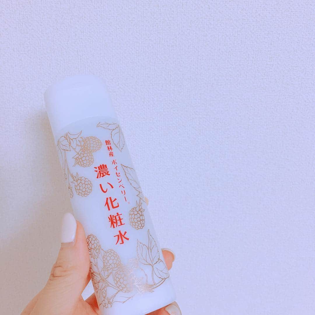 鎌田梢のインスタグラム：「いただいて使っている館林産ボイセンベリー #濃い化粧水 が、すごくいい！牛乳みたいな白の液体で、カラッカラのわたしの肌にぐんぐん染み込んでふっくらと。ボディに使うのもちょうど良いです。白地に金糸の刺繍のようなパッケージもかわいい。 #ボイセンベリー #化粧水 #スキンケア」