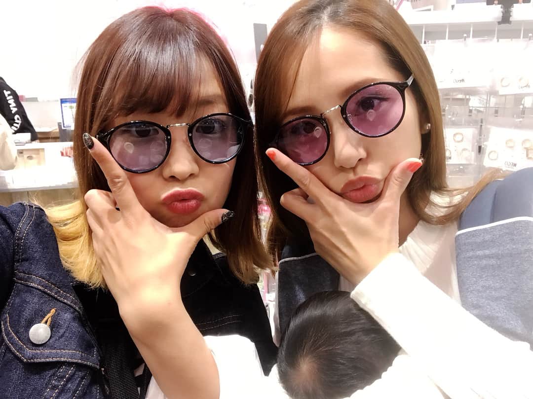 福長優さんのインスタグラム写真 - (福長優Instagram)「❤︎ ようこ👩‍❤️‍👩 幼稚園からずっと一緒！ 『おばぁちゃんになっても心友だよ』 とか昔から言ってたけど.... とりあえずオバさんになった今も変わらないね❣️ ・ 今日はサングラスとデニム探し！ あの#moussy(@moussyofficial )のデニムが忘れられないなぁ...👖」5月8日 21時41分 - yu_fukunaga88
