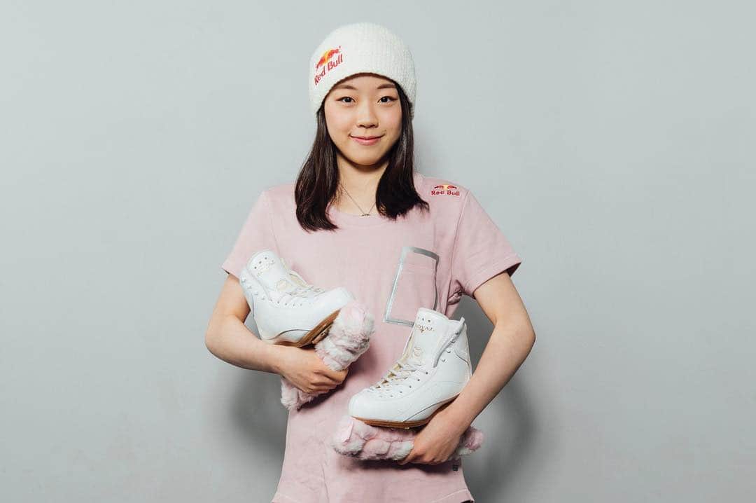 のインスタグラム：「フィギアスケート選手としてレッドブル・アスリートとなり、@RedBullJapan ファミリーに加わりました！ これからも応援よろしくお願いします！ I’m happy to announce that I am now a Red Bull athlete as a figure skater!! #redbulljapan #rikakihira #紀平梨花」
