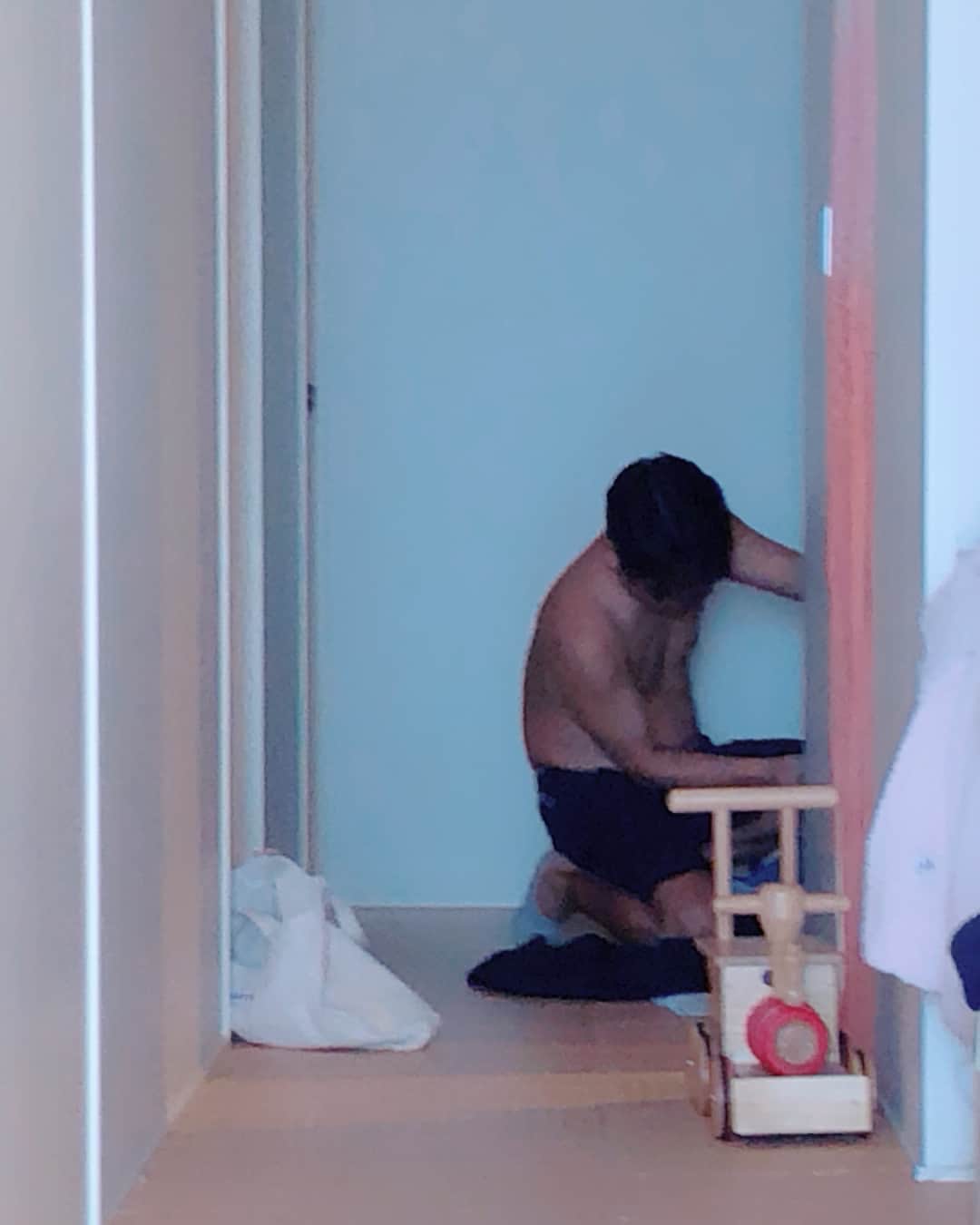 のインスタグラム：「としふみは いつも"なにか"を 捜しているの。 #おうち #HOUSEとしふみ #これはもう片方の靴下🧦 #捜してるよ #シルバニアファミリー並の #眼の小ささといったら😂 #インスタ萎え #手前の木の汽車 #ヤマさんにもらったやーつ #ザキヤマさんをヤマさんと呼ぶのは優樹菜だけ♡」