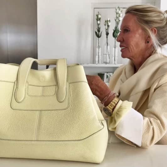 のインスタグラム：「Our founder @casiebamford with the lovely Kingham Casie in elderflower. Our Kingham leather shoulder bags have been firm favourites since we introduced them. #bamford #sustainablefashion #summerbag」