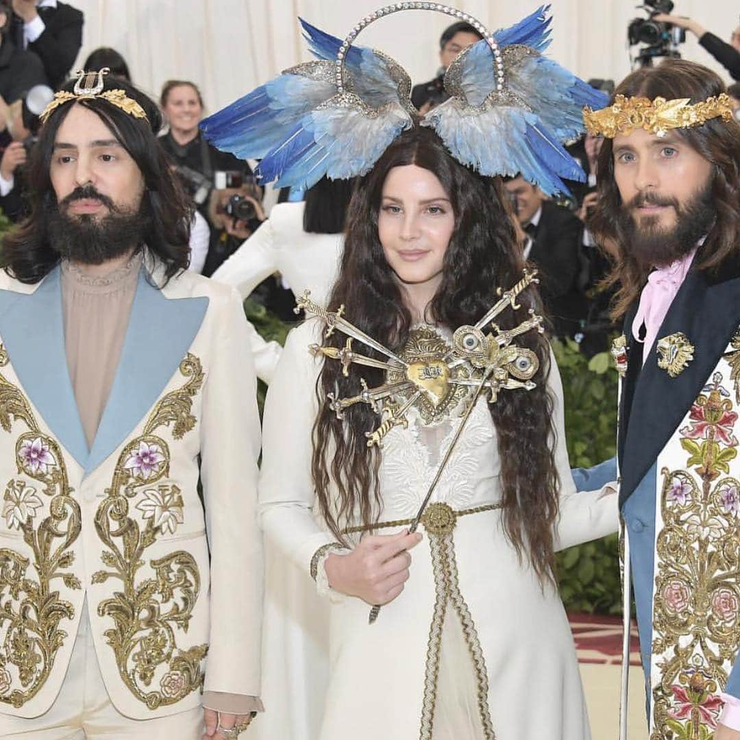 カリーヌ・ロワトフェルドのインスタグラム：「Holly trinity 💙 @lallo25 @lanadelrey @gucci @metgala2018ig @jaredleto」