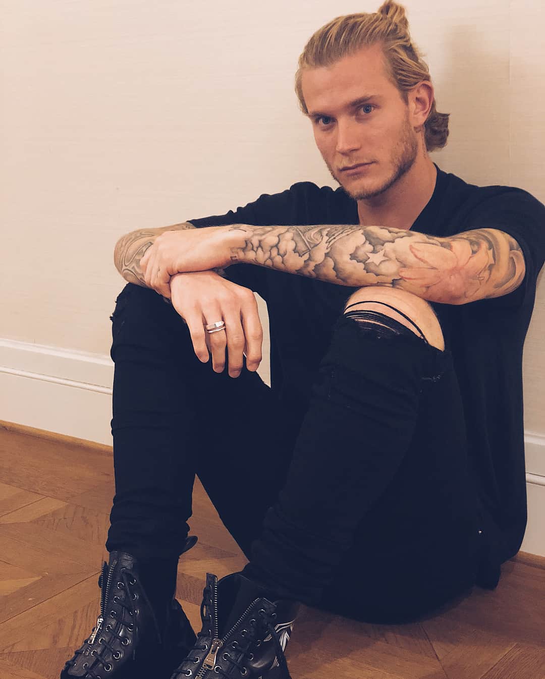 ロリス・カリウスのインスタグラム：「Long hair don’t care 🤷🏼‍♂️」