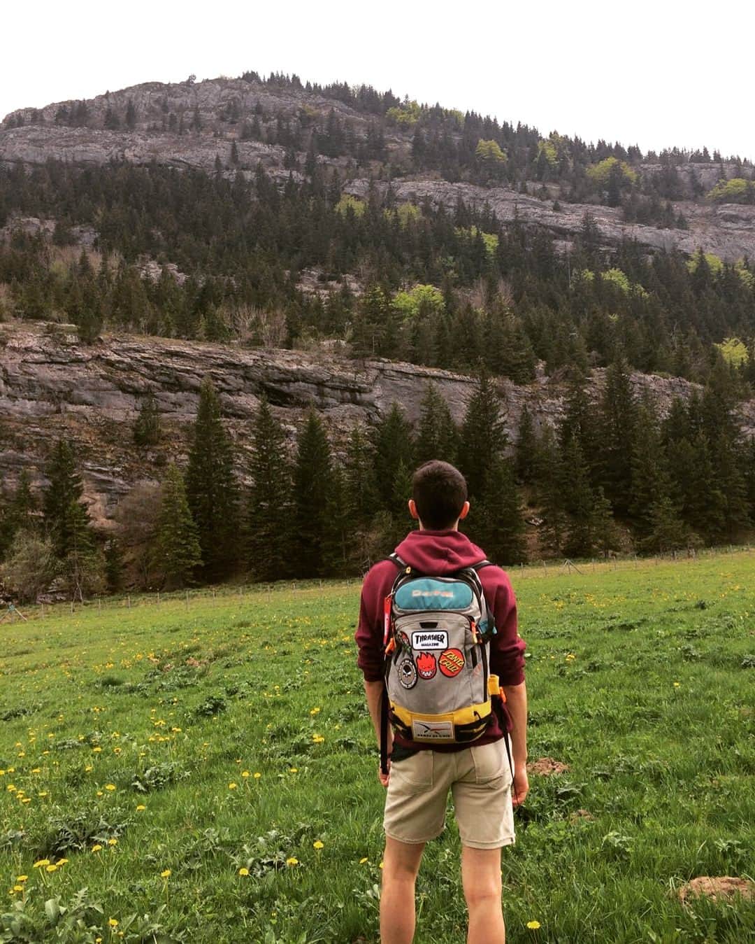 シモン・オクーのインスタグラム：「La plus haute des Montagnes a une cime. La plus longue des Histoires a une fin. #villarddelans #rando #printemps #balletsurglace」
