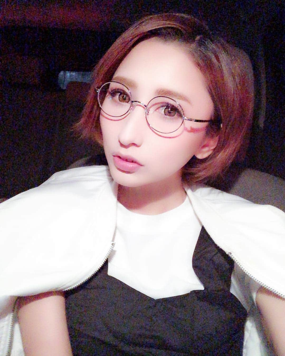 間宮葵のインスタグラム：「Instagramちゃんと更新してくよー🌛💙 * * * #ガチ眼鏡 #ootd #ショートカット女子  #ショートカット代表  #ショートカットモデル  #ショートカット推進委員会」