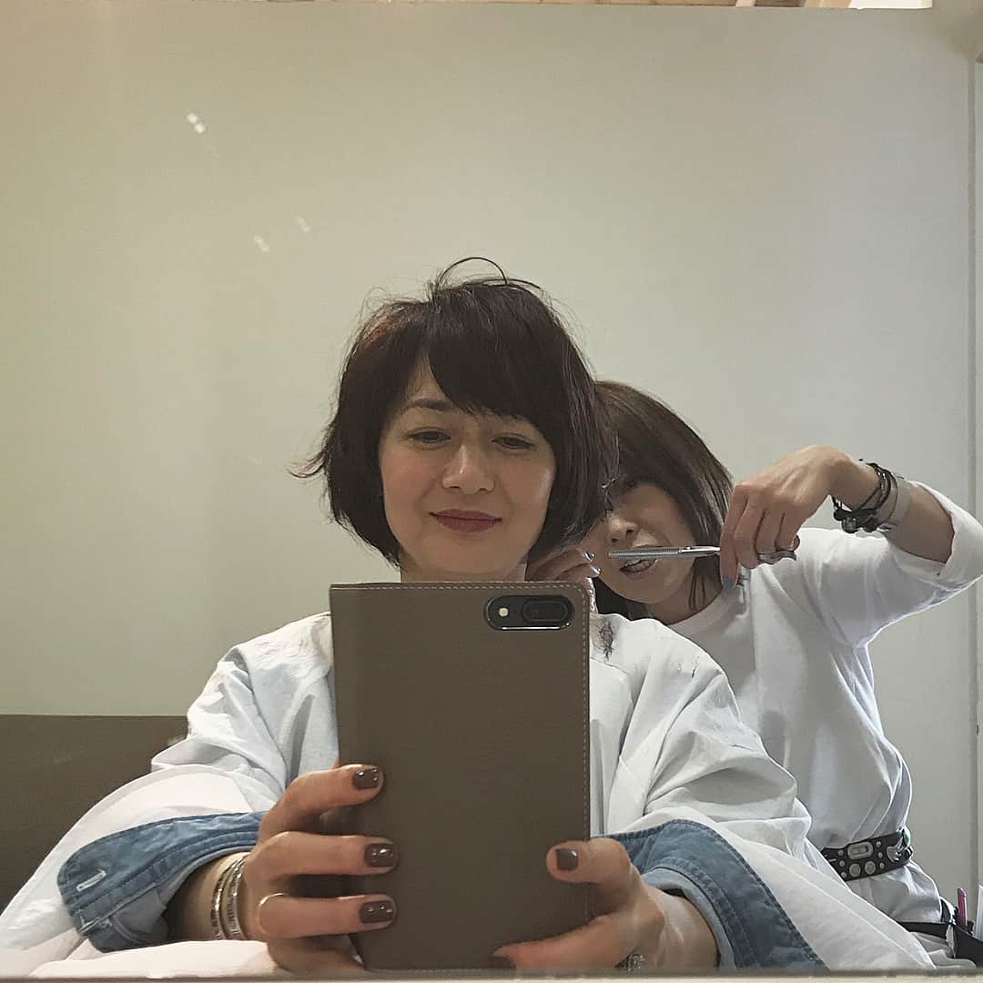 富岡佳子さんのインスタグラム写真 - (富岡佳子Instagram)「髪も少し伸びボブに近づいてきたので、長めバング→前髪作りました。 stylist／miki Yarita スワイプしてみてくださいね 4枚目は切る前の長めバングです。ちょっとオカルトっぽい写真になってしまいましたが…」5月9日 14時04分 - yoshikotomioka