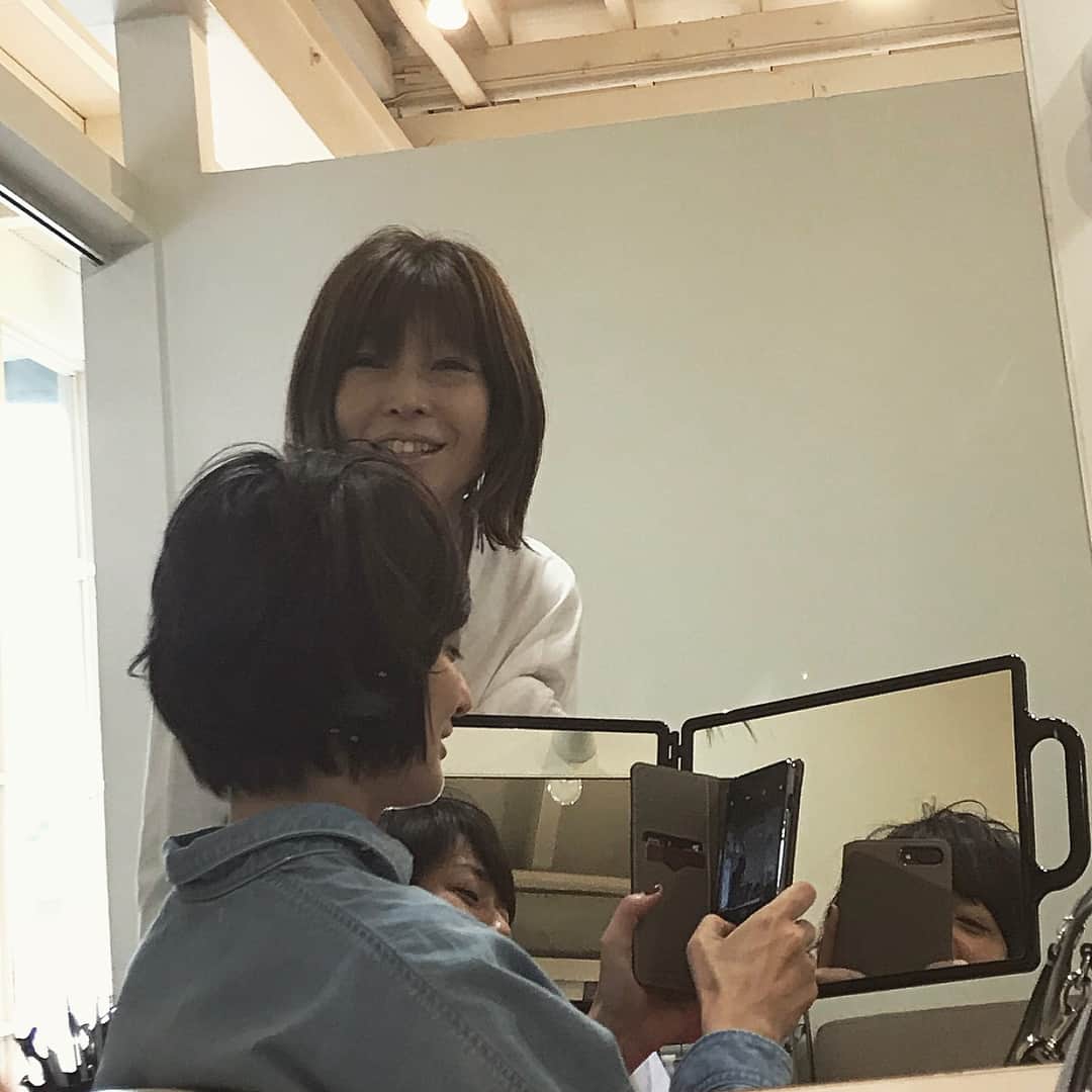 富岡佳子さんのインスタグラム写真 - (富岡佳子Instagram)「髪も少し伸びボブに近づいてきたので、長めバング→前髪作りました。 stylist／miki Yarita スワイプしてみてくださいね 4枚目は切る前の長めバングです。ちょっとオカルトっぽい写真になってしまいましたが…」5月9日 14時04分 - yoshikotomioka