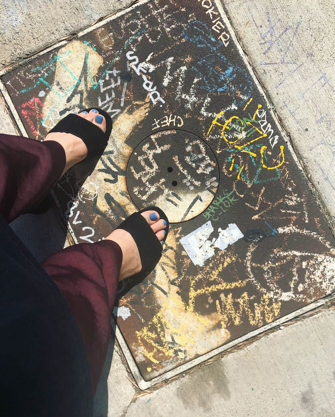 野尻美穂さんのインスタグラム写真 - (野尻美穂Instagram)「アメリカの荷物はできるだけコンパクトがいいからコスメも安定の  資生堂のPICOシリーズで💄 新しいカラーのレモンのチェンジャーを塗ってから初夏のオレンジ系を重ねていい感じのツヤ感に🤔 ネイルはすぐハゲちゃうから塗り直すのもこのサイズがピッタリ😙水ようかんというブルーの感じも気分です💙 #picoshiseido #shiseidoginzatokyo #shiseidomakeup #springmagazine #pr #miho_LA #私のコスメシリーズ」5月9日 14時46分 - miho_cocoa