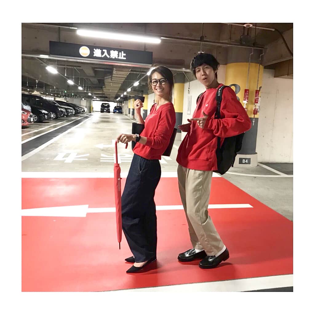 稲沢朋子さんのインスタグラム写真 - (稲沢朋子Instagram)「赤✖️ 🐞と私と娘の彼😂 #雨 #GW #メンテナンス #てんとうむし #あたたかくなって #仕事」5月9日 14時57分 - ina_tomo