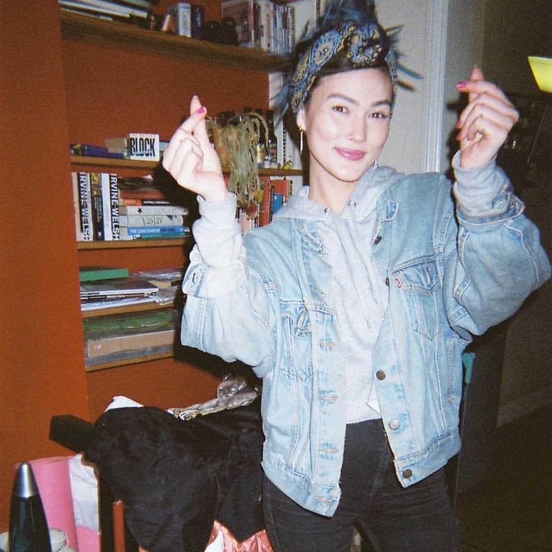 ストレンカ朝美さんのインスタグラム写真 - (ストレンカ朝美Instagram)「この写真mamaにそっくり👩‍👧 (also featuring my sisters headscarf/band messily tied on my head 🦏)」5月9日 6時23分 - asamizdrenka