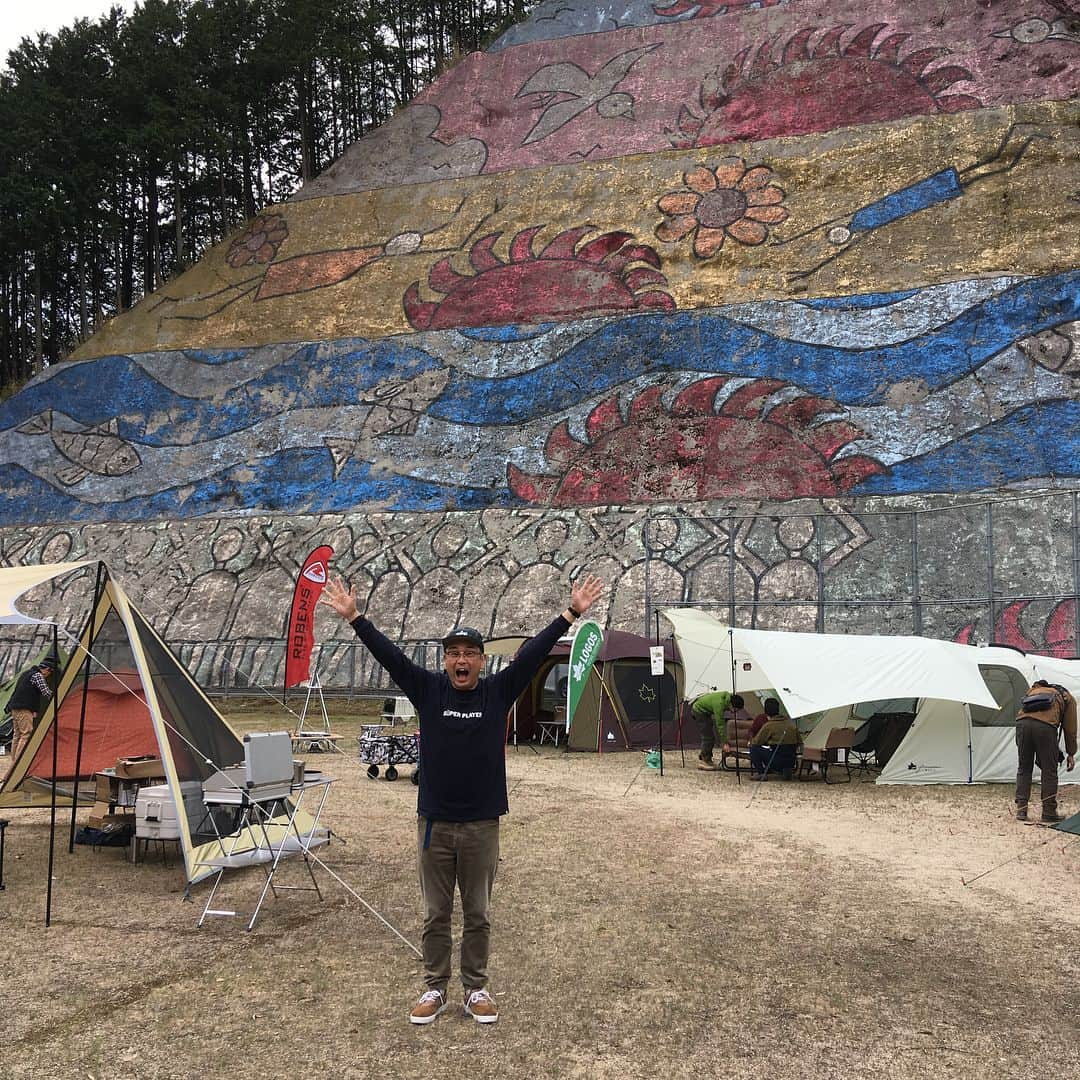 中島ヒロトさんのインスタグラム写真 - (中島ヒロトInstagram)「和歌山 Orange Camp! 今日の番組で紹介する、4/14・4/15に開催されたオレンジキャンプ。関西最大級のアウトドアショップ、“Orange”主催のとてもハッピーなキャンプイベントでした。 和歌山県伊都郡かつらぎ町の、廃校になった中学校（現在は青少年の野外活動のために使用されている）が会場。広い校庭に最新のテントやアウトドアグッズが展示され、また参加者もそこにキャンプイン。体育館にはアウトドアブランドの物販ブースが所狭しと並び、大盛況。スペシャルゲストの“たけだバーベキュー”によるアウトドア料理講座なんかもあって、大盛り上がりでした。夜は体育館に集合して大抽選会。そこで、ハンモックが当たりました（笑）。 帰りはショップに寄ってお買い物。欲しいもの多過ぎて大変（笑）。 キャンプ場で、オレンジの池田社長と1枚。遊びが仕事、の40代2ショット（俺はあと少しで50代ですが・笑）。社長、山本くん、堀西くん、オレンジスタッフの皆さん、最高に楽しい時間をありがとうございました。  #wakayama  #orangeかつらぎ店  #たけだバーベキュー  #workdaysbecameplaydays  #802rm  #fm802」5月9日 9時17分 - djhirotonakajima