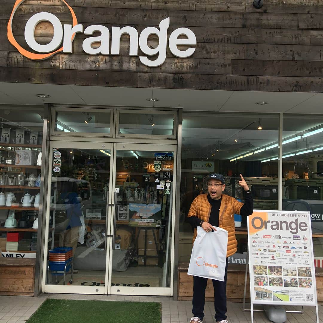 中島ヒロトさんのインスタグラム写真 - (中島ヒロトInstagram)「和歌山 Orange Camp! 今日の番組で紹介する、4/14・4/15に開催されたオレンジキャンプ。関西最大級のアウトドアショップ、“Orange”主催のとてもハッピーなキャンプイベントでした。 和歌山県伊都郡かつらぎ町の、廃校になった中学校（現在は青少年の野外活動のために使用されている）が会場。広い校庭に最新のテントやアウトドアグッズが展示され、また参加者もそこにキャンプイン。体育館にはアウトドアブランドの物販ブースが所狭しと並び、大盛況。スペシャルゲストの“たけだバーベキュー”によるアウトドア料理講座なんかもあって、大盛り上がりでした。夜は体育館に集合して大抽選会。そこで、ハンモックが当たりました（笑）。 帰りはショップに寄ってお買い物。欲しいもの多過ぎて大変（笑）。 キャンプ場で、オレンジの池田社長と1枚。遊びが仕事、の40代2ショット（俺はあと少しで50代ですが・笑）。社長、山本くん、堀西くん、オレンジスタッフの皆さん、最高に楽しい時間をありがとうございました。  #wakayama  #orangeかつらぎ店  #たけだバーベキュー  #workdaysbecameplaydays  #802rm  #fm802」5月9日 9時17分 - djhirotonakajima