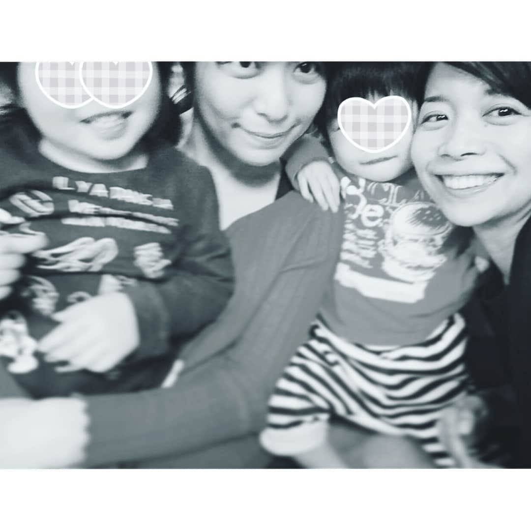 三倉佳奈さんのインスタグラム写真 - (三倉佳奈Instagram)「なかよし4人組🌈 #息子が初めて #まーな！！ #と呼んだ😗 #まなちゃんの方が良いんじゃないーと言うと #まーちゃん！ #と言ってました #どちらにしても茉奈さんは嬉しそうでしたとさ♡ #3歳娘#2歳息子#32歳双子」5月9日 10時57分 - kana_mikura0223