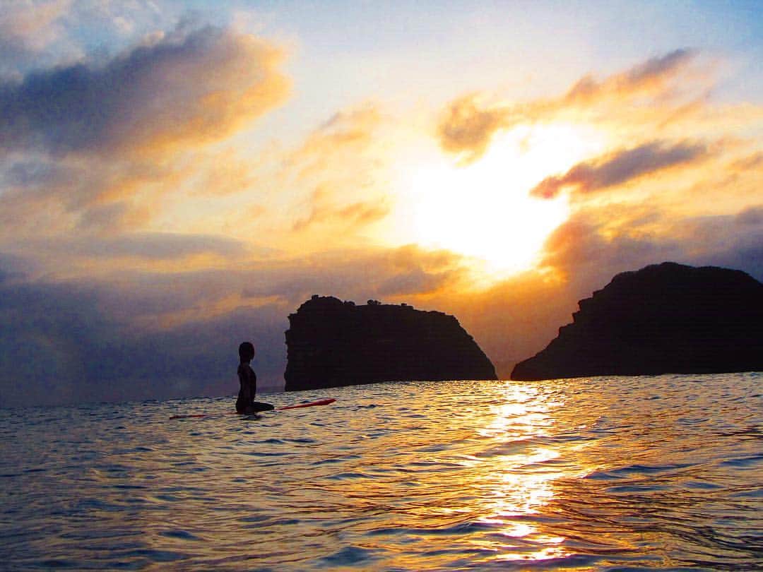 南美沙さんのインスタグラム写真 - (南美沙Instagram)「今日はこれから種子島へ。. . . ここの景色がなんとも大好きなんです。❤︎. . . . . @jumpei_4111  #ロングボード #サーフボード  #波 #サーフガール#波乗り女子 #サーファー #surfergirl #ビラボン #女優  #ライフオンザロングボード  #surf #サーフィン女子 #サーフィン #サーフ #サーファーガール #サーフ系 #surf #surfing #surfgirl #サーフィンライフ  #海#波乗り#surfstyle #サーフファッション #海 #種子島  #surfer  #種子島の海」5月9日 11時08分 - miee.misa