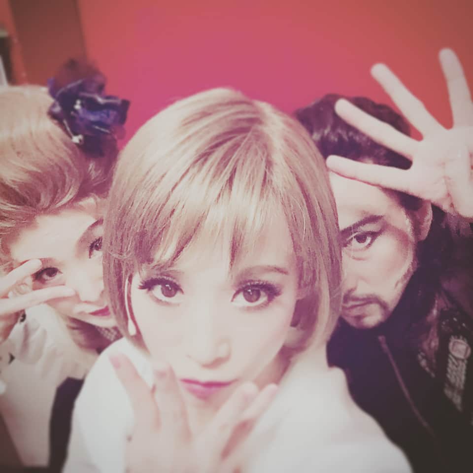 龍真咲さんのインスタグラム写真 - (龍真咲Instagram)「#1789 #悪巧み３人組 ラスト４日よろしくお願い致します✨✨✨ もっくんとあずが来てくれました⤴︎⤴︎⤴︎ もっくん、本当にお疲れ様♡ とても、優しい雰囲気でいつも癒されてますっ🎀 18時公演お待ちしております😊」5月9日 12時23分 - masaki_ryu