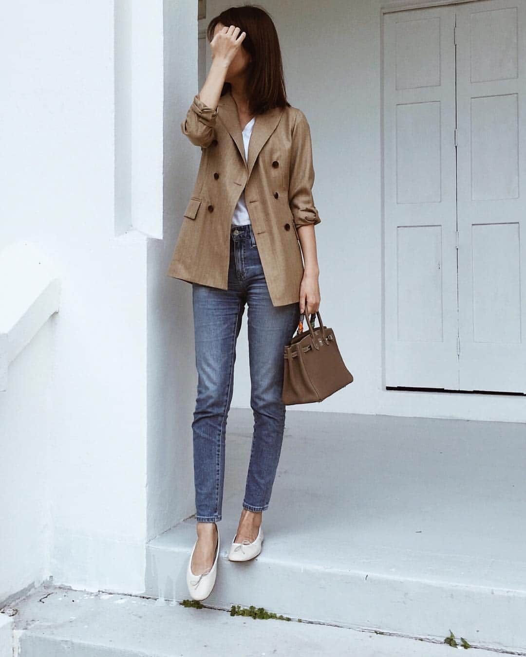 Shokoのインスタグラム：「＊Lifestyle＊ I posted a video on my Story about how to get rid of the white Fat Spew on my purse.  I found a few more on this pictured Birkin and Garden Party. It probably has to do with the humidity here in Singapore. Now that I ‘sacrificed’ testing on my purse and it worked, I am now going to try the same way for these bags. Will post a story on it as well. ・ カバンやお財布に見かける白い斑点。汚れやカビだと思っていました。調べたところ、ファットスピューというものとか。やっと簡単に取り除く方法を見つけたのでストーリーに載せました。これからバーキンに試す予定です。 ・ #outfit | jacket #auralee | T-shirt #cinoh | denim #agjeans | shoes #porselli | bag #hermes #birkin25 in Etoupe Clemence」