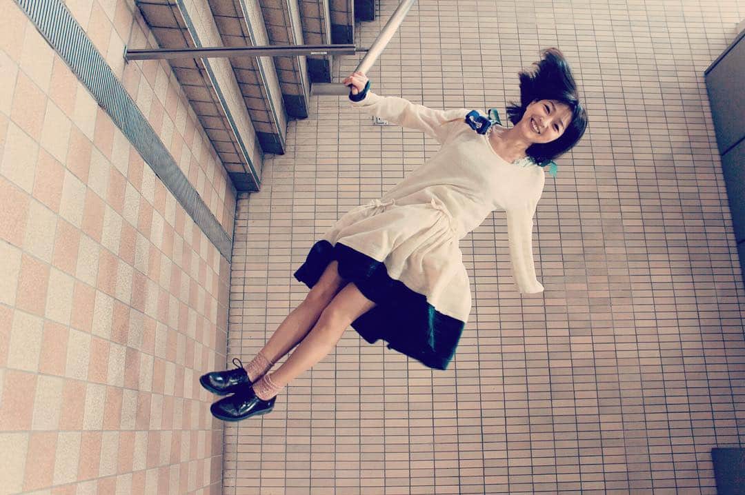 平田裕香のインスタグラム：「ちょっと はしゃいだ。  #ちょっと #不思議 #Photo  #ただジャンプしてるだけ  Photo by Kanau Asahina #浮遊 #少女はつけないもん」