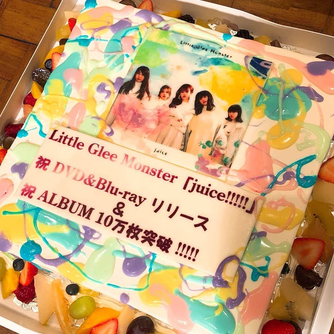 Little Glee Monsterさんのインスタグラム写真 - (Little Glee MonsterInstagram)「. 【㊗️横アリ映像作品デイリー2位&アルバム『juice』10万枚突破！💿】 . 応援ありがとうございます(*^O^*)日付変わって昨日5/9発売の、『Little Glee Monster Arena Tour 2018 - juice !!!!! - at YOKOHAMA ARENA』たくさん観てくださいね！」5月10日 0時42分 - littlegleemonster_official