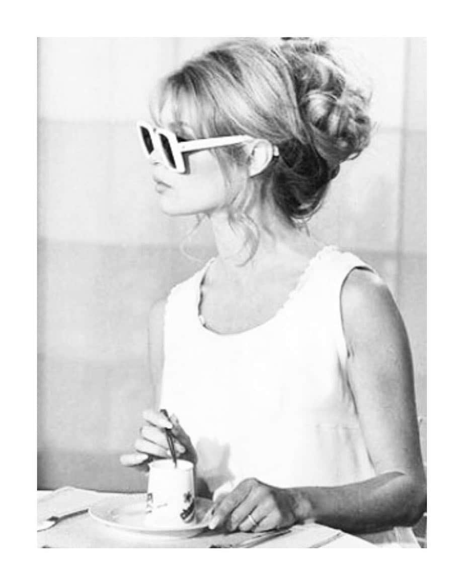 アリシア・デブナム・キャリーのインスタグラム：「Morning mood ☕️💅🏼」